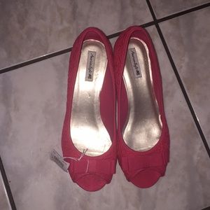 Pink wedges with lace flowery design